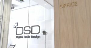 Sala de diseño digital de sonrisas en la clínica Carrero y tezza