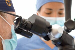 Dentista usando el microscopio dental en un tratamiento