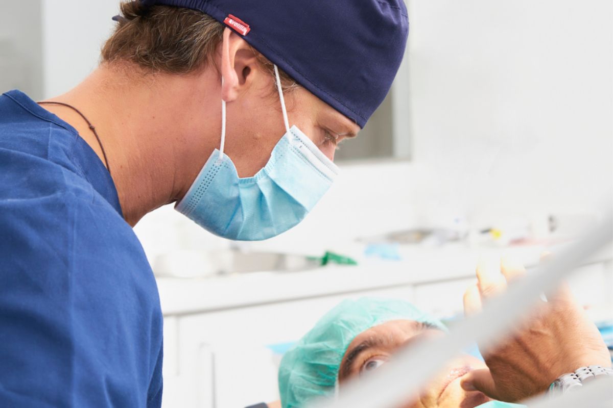 dentista con un paciente poniendo implante