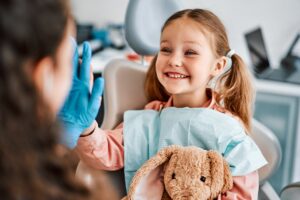niña en el dentista