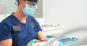 Dr. Carrero haciendo un implante dental